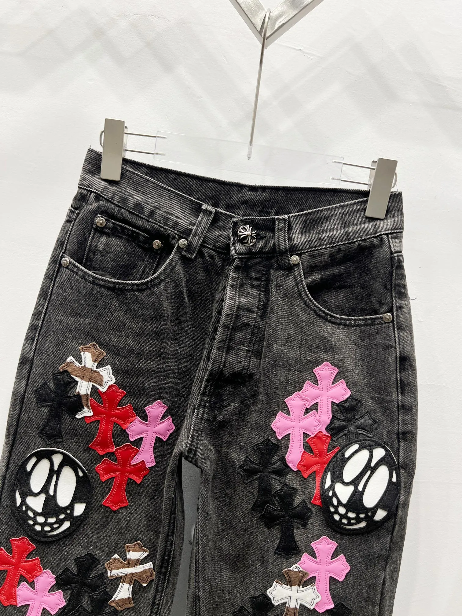 P290 Style No.: (C005) Chrome Hearts & CH Chrome Hearts three-color leather grimace element rapper Nomi's same cross jeans. Really restores the ultimate vintage texture. Special Italian cowhide print and then cut. Customized sheepskin three-layer thick line leather. The whole body is spliced in heavy water washing process. Craftsmen hand-splash ink. You can see the details. Three-dimensional cutting version. Loose and comfortable, not picky on the figure. Look taller and slimmer. Factory precision work. Original factory quality control. Same style for men and women. Can be matched with couples. Versatile recommendation. Must-have jeans for all seasons. Color: black Size: 28-30-32-34-36